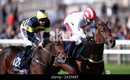 Unter den Sternen geritten von Oisin Murphy (rechts) gewinnt die 150.000 Tattersalls Oktober Auktion Stangen vor milden Illusion geritten von Josephine Gordon in Newmarket Racecourse. Stockfoto