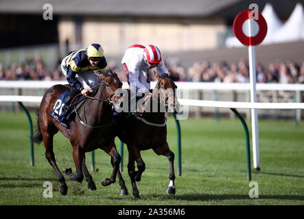 Unter den Sternen geritten von Oisin Murphy (rechts) gewinnt die 150.000 Tattersalls Oktober Auktion Stangen vor milden Illusion geritten von Josephine Gordon in Newmarket Racecourse. Stockfoto