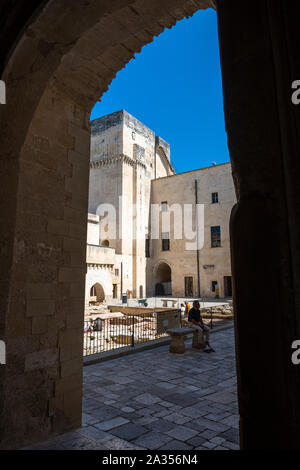 Blick durch den Bogen der Innenhof des Castello Carlo V (Schloss) in Lecce Lecce, Apulien (Puglia) im südlichen Italien Stockfoto