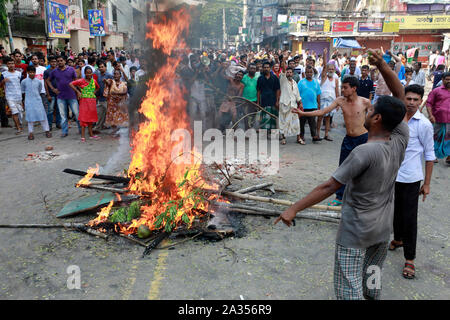 Dhaka, Bangladesch - Oktober 06, 2019: Unzufriedene Einwohner von Genf Camp mit Polizei inmitten Proteste über konstante Stromausfall Unionspolitiker haben an der Ca Stockfoto