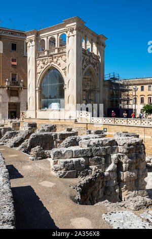 Römische Amphitheater (Anfiteatro Romano di Lecce) und Sedile Palace (Palazzo de Seggio) an der Piazza Sant'Oronzo in Lecce, Apulien (Puglia), Süditalien Stockfoto