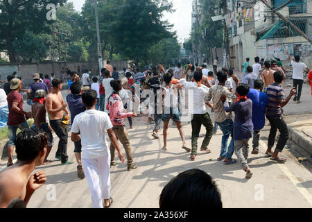 Dhaka, Bangladesch - Oktober 06, 2019: Unzufriedene Einwohner von Genf Camp mit Polizei inmitten Proteste über konstante Stromausfall Unionspolitiker haben an der Ca Stockfoto