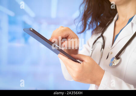 Frau Doktor mit Tablet Computer, während gerade im Krankenhaus ständigen Stockfoto
