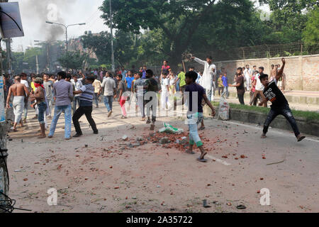 Dhaka, Bangladesch - Oktober 06, 2019: Unzufriedene Einwohner von Genf Camp mit Polizei inmitten Proteste über konstante Stromausfall Unionspolitiker haben an der Ca Stockfoto