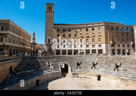 Römische Amphitheater (Anfiteatro Romano di Lecce) an der Piazza Sant'Oronzo in Lecce, Apulien (Puglia) im südlichen Italien Stockfoto
