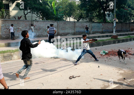 Dhaka, Bangladesch - Oktober 06, 2019: Unzufriedene Einwohner von Genf Camp mit Polizei inmitten Proteste über konstante Stromausfall Unionspolitiker haben an der Ca Stockfoto