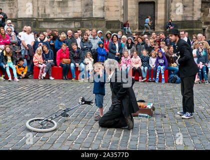 Jungen Publikum genießen die Teilnahme an Straße handeln. Edinburgh Fringe Festival Stockfoto