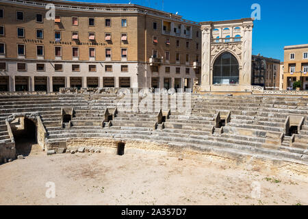 Römische Amphitheater (Anfiteatro Romano di Lecce) und Sedile Palace (Palazzo de Seggio) an der Piazza Sant'Oronzo in Lecce, Apulien (Puglia), Süditalien Stockfoto