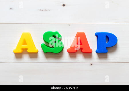 Schreiben Block in Wort ASAP (Abkürzung von so bald wie möglich) auf weißem Holz Hintergrund Stockfoto