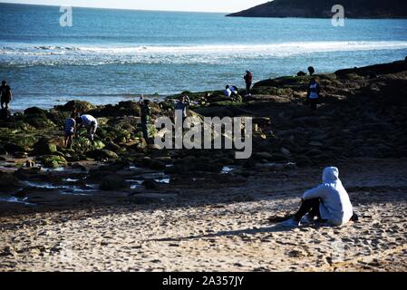 Qingdao, China Provinz Shandong. 5. Okt, 2019. Die Menschen genießen ihre Zeit an einem Strand im Laoshan Distrikt von Qingdao, in der ostchinesischen Provinz Shandong, Oktober 5, 2019. Viele Touristen und Einheimischen verbringen ihre Freizeit am Strand von Qingdao während der nationalen Feiertag. Credit: Wang Kai/Xinhua/Alamy leben Nachrichten Stockfoto