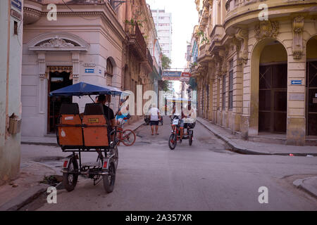 Fahrrad taxi Fähre Menschen in den Straßen von Havanna, Kuba Stockfoto