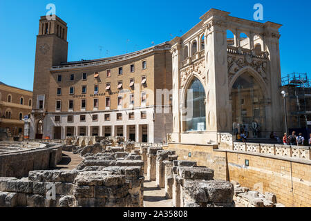 Römische Amphitheater (Anfiteatro Romano di Lecce) und Sedile Palace (Palazzo de Seggio) an der Piazza Sant'Oronzo in Lecce, Apulien (Puglia), Süditalien Stockfoto