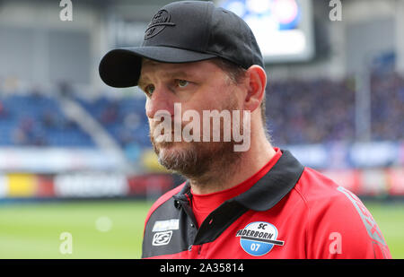 Paderborn, Deutschland. 05 Okt, 2019. Fussball: Bundesliga, SC Paderborn 07 - 1.FSV Mainz 05, 7.Spieltag in der Benteler Arena. Paderborner Trainer Steffen Baumgart sieht auf dem Spielfeld. Credit: Friso Gentsch/dpa - WICHTIGER HINWEIS: In Übereinstimmung mit den Anforderungen der DFL Deutsche Fußball Liga oder der DFB Deutscher Fußball-Bund ist es untersagt, zu verwenden oder verwendet Fotos im Stadion und/oder das Spiel in Form von Bildern und/oder Videos - wie Foto Sequenzen getroffen haben./dpa/Alamy leben Nachrichten Stockfoto