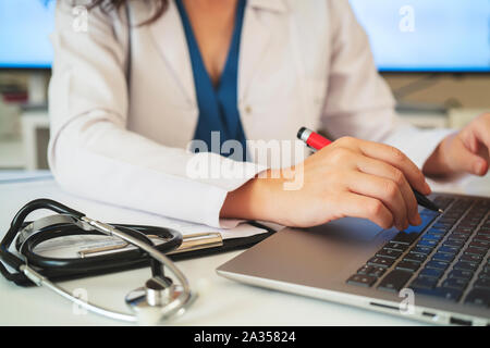 Stethoskop und Arzt am Tisch arbeiten. Medizinisches Konzept Stockfoto