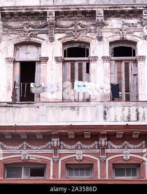 Waschen ist aufgehängt an einem Gebäude im Kolonialstil in Havanna, Kuba zu trocknen Stockfoto