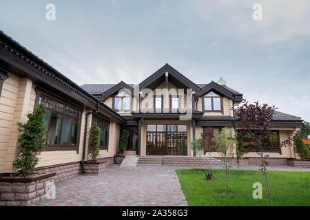 Die Außenseite des modernen komfortablen Ferienhaus oder Haus mit Vorgarten Stockfoto