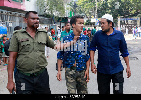 Dhaka, Bangladesch - Oktober 06, 2019: Unzufriedene Einwohner von Genf Camp mit Polizei inmitten Proteste über konstante Stromausfall Unionspolitiker haben an der Ca Stockfoto