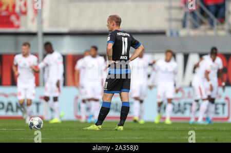 Paderborn, Deutschland. 05 Okt, 2019. Fussball: Bundesliga, SC Paderborn 07 - 1.FSV Mainz 05, 7.Spieltag in der Benteler Arena. Paderborner Sven Michel ist nach dem Ziel gegen 0:1 enttäuscht. Credit: Friso Gentsch/dpa - WICHTIGER HINWEIS: In Übereinstimmung mit den Anforderungen der DFL Deutsche Fußball Liga oder der DFB Deutscher Fußball-Bund ist es untersagt, zu verwenden oder verwendet Fotos im Stadion und/oder das Spiel in Form von Bildern und/oder Videos - wie Foto Sequenzen getroffen haben./dpa/Alamy leben Nachrichten Stockfoto