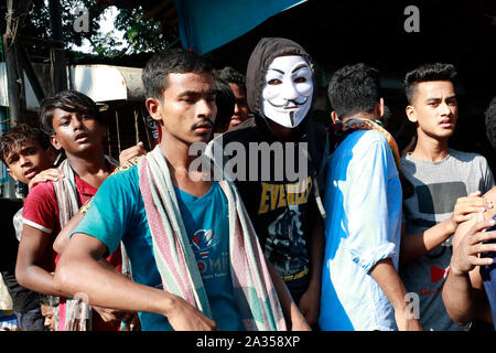 Dhaka, Bangladesch - Oktober 06, 2019: Unzufriedene Einwohner von Genf Camp mit Polizei inmitten Proteste über konstante Stromausfall Unionspolitiker haben an der Ca Stockfoto