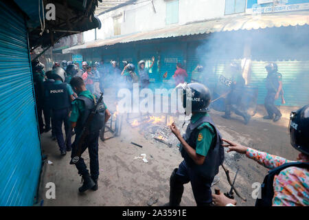 Dhaka, Bangladesch - Oktober 06, 2019: Unzufriedene Einwohner von Genf Camp mit Polizei inmitten Proteste über konstante Stromausfall Unionspolitiker haben an der Ca Stockfoto