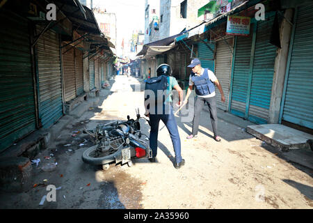 Dhaka, Bangladesch - Oktober 06, 2019: Unzufriedene Einwohner von Genf Camp mit Polizei inmitten Proteste über konstante Stromausfall Unionspolitiker haben an der Ca Stockfoto