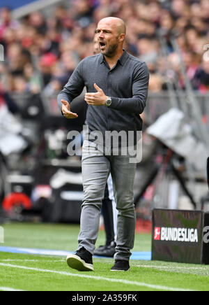 München, Deutschland. 05 Okt, 2019. Fussball: Bundesliga, FC Bayern München - 1899 Hoffenheim, 7. Spieltag in der Allianz Arena. Alfred Schreuder, Trainer von 1899 Hoffenheim, gibt Instruktionen. Quelle: Tobias Hase/dpa - WICHTIGER HINWEIS: In Übereinstimmung mit den Anforderungen der DFL Deutsche Fußball Liga oder der DFB Deutscher Fußball-Bund ist es untersagt, zu verwenden oder verwendet Fotos im Stadion und/oder das Spiel in Form von Bildern und/oder Videos - wie Foto Sequenzen getroffen haben./dpa/Alamy leben Nachrichten Stockfoto