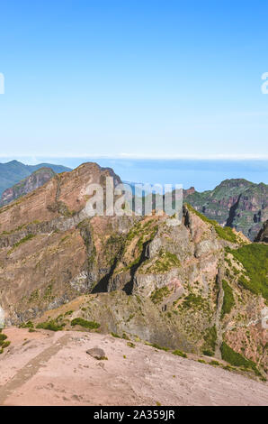Berglandschaft mit dem höchsten Berg der Insel Madeira, Pico Ruivo fotografiert vom Pico Do Arieiro, dem dritthöchsten Gipfel der portugiesischen Insel. Wandern, Trekking, Bergsteigen. Stockfoto
