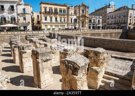 Römische Amphitheater (Anfiteatro Romano di Lecce) an der Piazza Sant'Oronzo in Lecce, Apulien (Puglia) im südlichen Italien Stockfoto