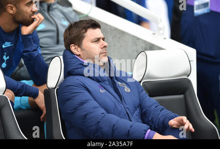 Brighton UK 5. Oktober - Tottenham Manager Mauricio Pochettino während der Premier League Match zwischen Brighton und Hove Albion und Tottenham Hotspur an der Amex Stadion - nur für den redaktionellen Gebrauch bestimmt. Kein Merchandising. Für Fußball Bilder FA und Premier League Einschränkungen Inc. kein Internet/Mobile Nutzung ohne fapl Lizenz - für Details Kontakt Fußball Dataco: Credit Simon Dack TPI/Alamy leben Nachrichten Stockfoto