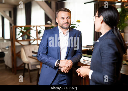 Zwei zeitgenössische Besitzer der modernes Restaurant in Diskussion der Punkte Stockfoto