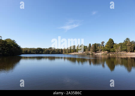 Obelisk Teich im Windsor Great Park in England. Stockfoto