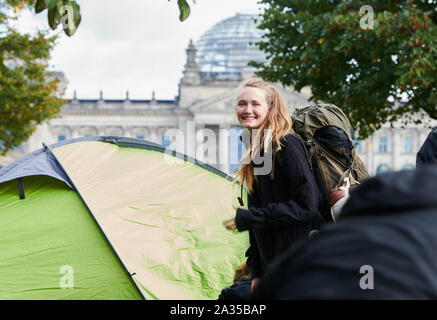 Berlin, Deutschland. 05 Okt, 2019. Pia aus Münster und steht auf der Wiese vor dem Reichstag in der so genannten "Klimacamp". Mit dem Bau der Lager in der Nähe des Kanzleramtes hat begonnen. Umweltschützer des Aussterbens Rebellion Gruppe werden Workshops und Arbeitsgruppen, die es von Sonntag ab. Quelle: Annette Riedl/dpa/Alamy leben Nachrichten Stockfoto