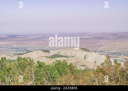 Krim Landschaft, Oak Grove und die Berge in der Ferne Karadag mit Nebel bedeckt. Krim, Russland Stockfoto