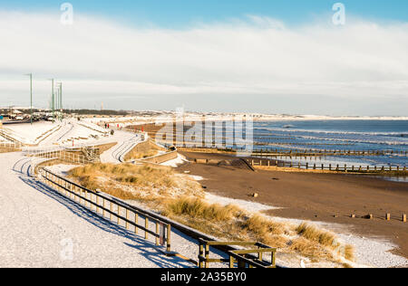 Anzeigen von Aberdeen City Strand und Promenade Wanderweg im Winter, Schottland Stockfoto