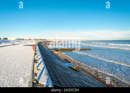 Einen schönen sonnigen Tag auf Aberdeen City Beach im Winter, Schottland Stockfoto