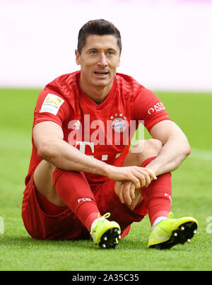 München, Deutschland. 05 Okt, 2019. Fussball: Bundesliga, FC Bayern München - 1899 Hoffenheim, 7. Spieltag in der Allianz Arena. Robert Lewandowski aus Bayern auf dem Boden saß. Quelle: Tobias Hase/dpa - WICHTIGER HINWEIS: In Übereinstimmung mit den Anforderungen der DFL Deutsche Fußball Liga oder der DFB Deutscher Fußball-Bund ist es untersagt, zu verwenden oder verwendet Fotos im Stadion und/oder das Spiel in Form von Bildern und/oder Videos - wie Foto Sequenzen getroffen haben./dpa/Alamy leben Nachrichten Stockfoto
