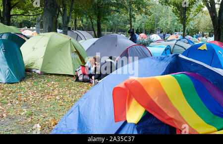 Berlin, Deutschland. 05 Okt, 2019. Zahlreiche Zelte stehen auf der Wiese vor dem Reichstag in der so genannten Klima Camp'. Mit dem Bau der Lager in der Nähe des Kanzleramtes hat begonnen. Umweltschützer des Aussterbens Rebellion Gruppe werden Workshops und Arbeitsgruppen, die es von Sonntag ab. Quelle: Annette Riedl/dpa/Alamy leben Nachrichten Stockfoto