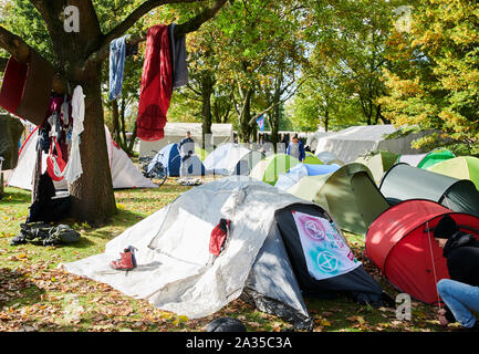 Berlin, Deutschland. 05 Okt, 2019. Zahlreiche Zelte stehen auf der Wiese vor dem Reichstag in der so genannten Klima Camp'. Mit dem Bau der Lager in der Nähe des Kanzleramtes hat begonnen. Umweltschützer des Aussterbens Rebellion Gruppe werden Workshops und Arbeitsgruppen, die es von Sonntag ab. Credit: Paul Zinken/dpa/Alamy leben Nachrichten Stockfoto