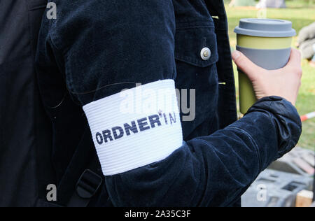 Berlin, Deutschland. 05 Okt, 2019. ' Bestellen * in' auf einer Frau armband auf der Wiese vor dem Reichstag in der so genannten "Klimacamp" geschrieben wird. Mit dem Bau der Lager in der Nähe des Kanzleramtes hat begonnen. Umweltschützer des Aussterbens Rebellion Gruppe werden Workshops und Arbeitsgruppen, die es von Sonntag ab. Credit: Paul Zinken/dpa/Alamy leben Nachrichten Stockfoto