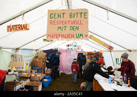 Berlin, Deutschland. 05 Okt, 2019. Die Teilnehmer malen Plakate in ihrer materiellen Zelt in der so genannten Klima Camp'. Mit dem Bau der Lager in der Nähe des Kanzleramtes hat begonnen. Umweltschützer des Aussterbens Rebellion Gruppe werden Workshops und Arbeitsgruppen, die es von Sonntag ab. Credit: Paul Zinken/dpa/Alamy leben Nachrichten Stockfoto