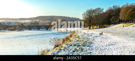 Eine Brücke der Dee und Wanderweg entlang des Flusses in der Wintersaison, Aberdeen, Schottland Stockfoto