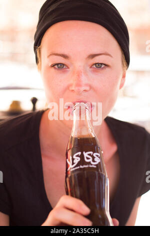 Frau Coca Cola trinken von retro Flasche der Marke am Oktober 1th, 2013 in Marrakesch, Marokko. Coca Cola ist die Marke der bekanntesten alkoholfreien Getränk in Stockfoto