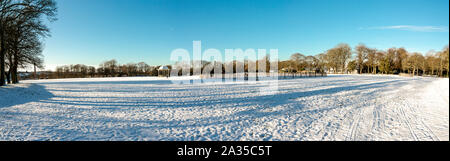 Panorama der zentralen großen Rasen in Duthie Park mit einer szenischen Laube in der Mitte und McGrigor Obelisk, Aberdeen, Schottland Stockfoto