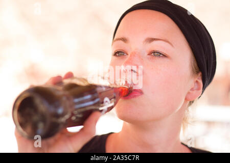 Frau Coca Cola trinken von retro Flasche der Marke am Oktober 1th, 2013 in Marrakesch, Marokko. Coca Cola ist die Marke der bekanntesten alkoholfreien Getränk in Stockfoto