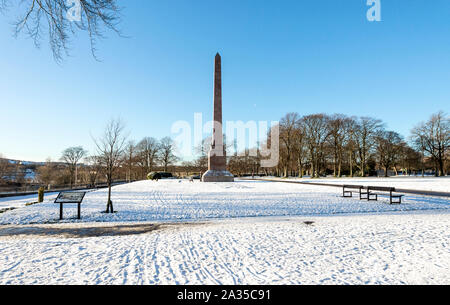 Spektakuläre Aussicht auf Duthie Park im Winter mit einer hohen McGrigor Obelisk steht in seinem zentralen Teil, Aberdeen, Schottland Stockfoto