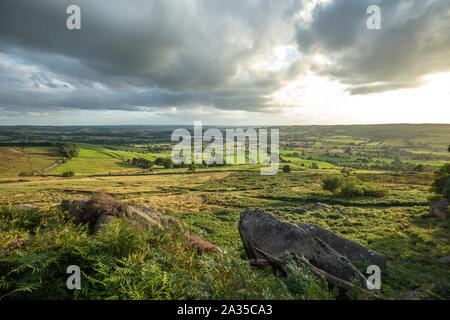 Dramatische abend wolken über grünen Feldern. Blick von der Kakerlaken Hang in Richtung Stausee in Tittesworth Peakd District National Park suchen, Stockfoto