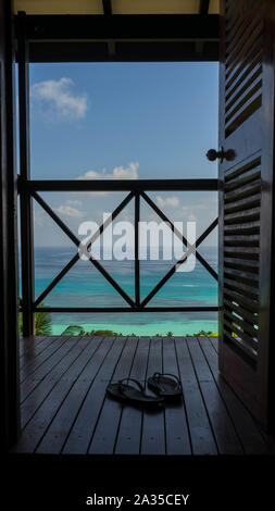 Aufrecht auf das Meer vor der Tür auf den Balkon mit blauen Meer der Seychellen in der Rückseite Stockfoto