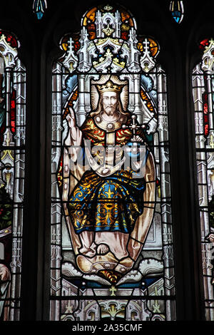 Einem Glasfenster thronenden Christus, Kirche des Hl. Laurentius, Barton auf der Heide, Warwickshire Stockfoto