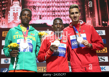 Doha, Katar. 5. Okt, 2019. Goldmedaillenträger Conseslus Kipruto (C) von Kenia, silbermedaillengewinner Lamecha Girma (L) von Äthiopien und bronzemedallist Soufiane El Bakkali Marokko posieren für Fotos, die während der siegerehrung der Männer 3000 m Hindernis bei der Leichtathletik WM in Doha, der Hauptstadt von Katar, Oktober 5, 2019. Credit: Li Ming/Xinhua/Alamy leben Nachrichten Stockfoto