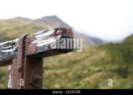 Alter Balken in grüner Landschaft Stockfoto